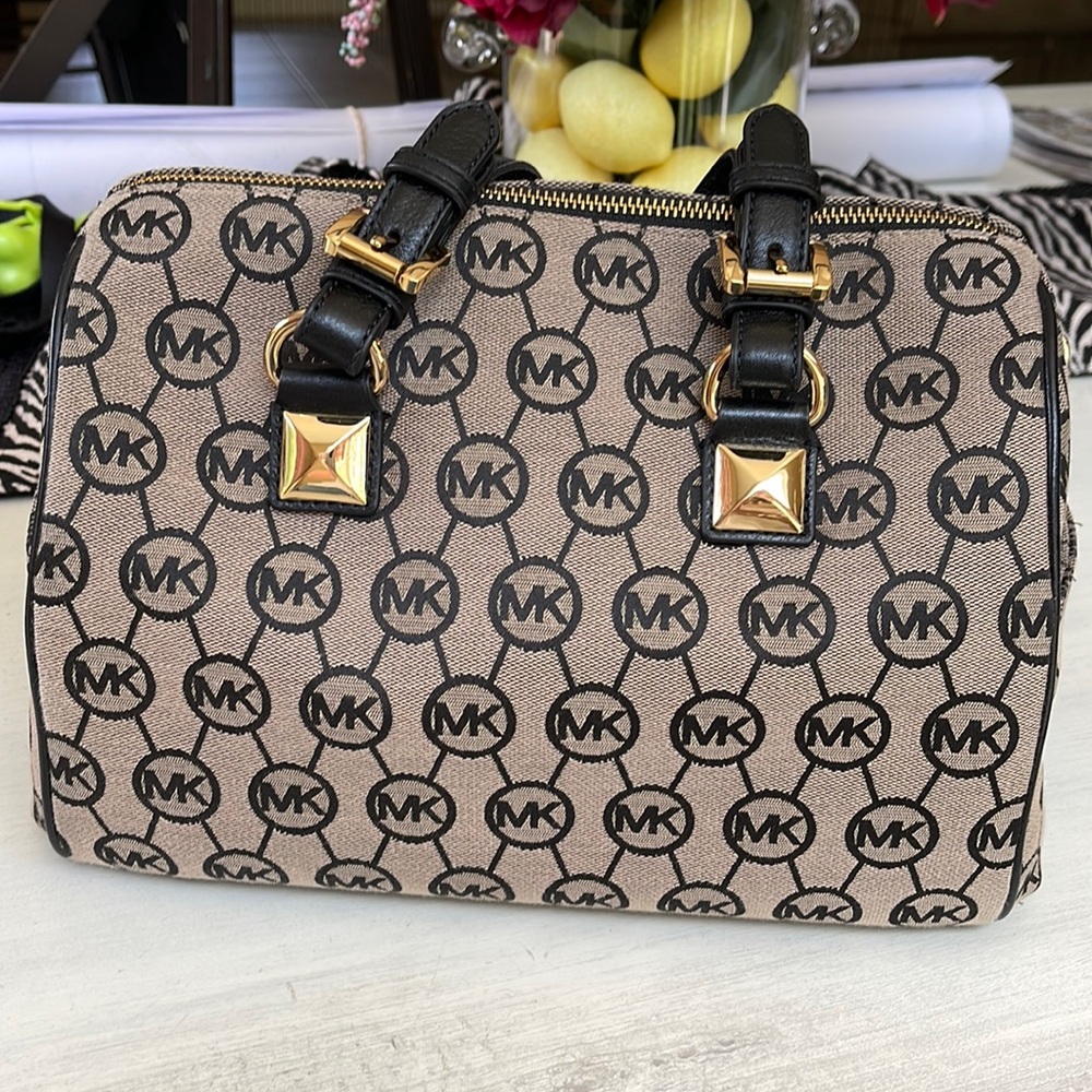 Michael Kors black and taupe bucket bag. Perfect condition